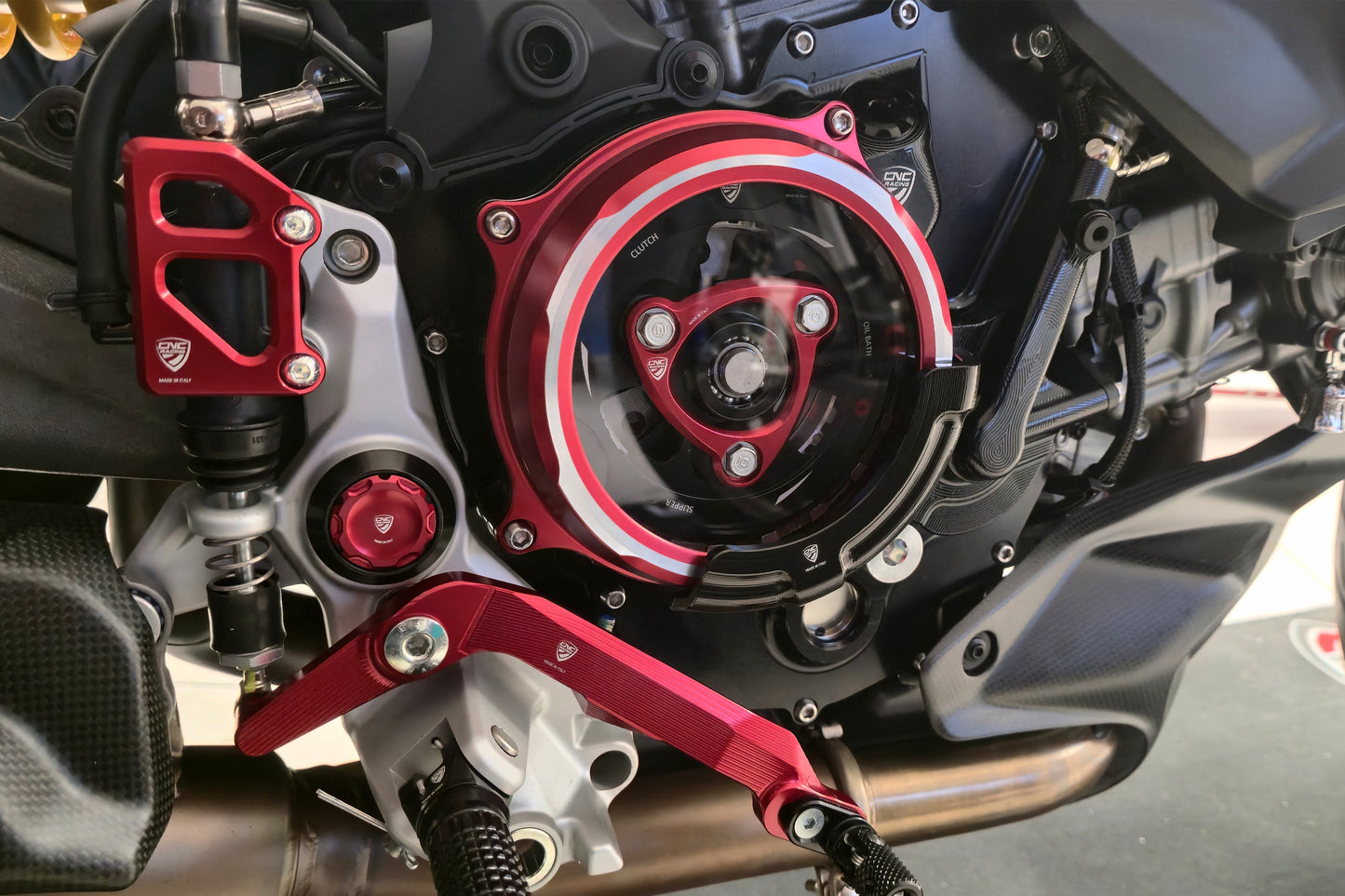 Zwarte CNC Racing CAP03B koppelingsdekselbeschermer op CA511BR transparant koppelingsdeksel – Ducati 890cc V2 detailweergave rechterzijde motorblok met aluminium afwerking.