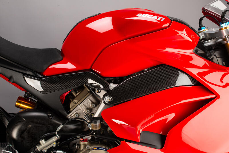 Lightech Carbon Frame Protectors (2 st.) (Glossy) Ducati Panigale V4 (2018-2024)