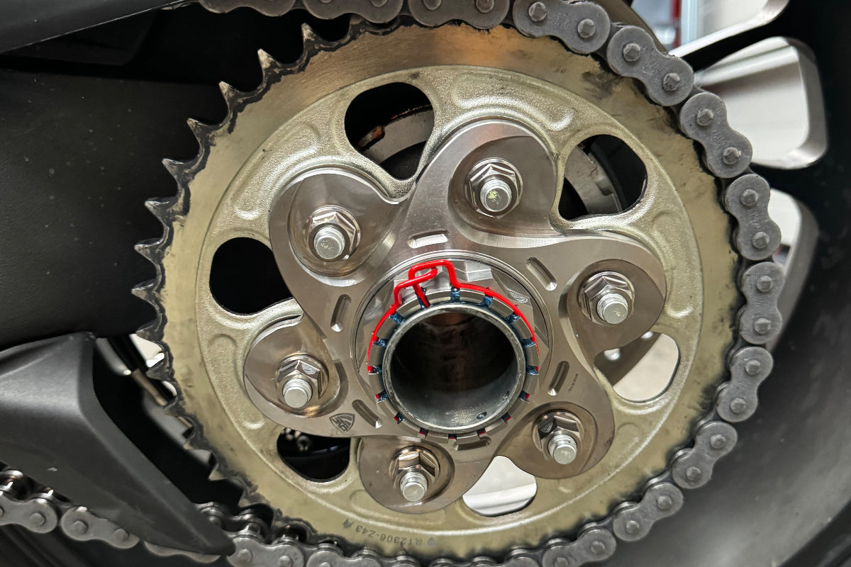 Achtertandwiel moerenset (6 st.) titanium Ducati Diavel Strada (2013-2015) gemonteerd op titanium achtertandwieldrager