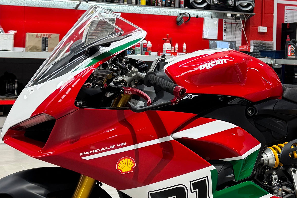 Remhendelbeschermer Troy Bayliss Limited Edition Aprilia Caponord ETV1000 (2002-2007) Vooraanzicht gemonteerd