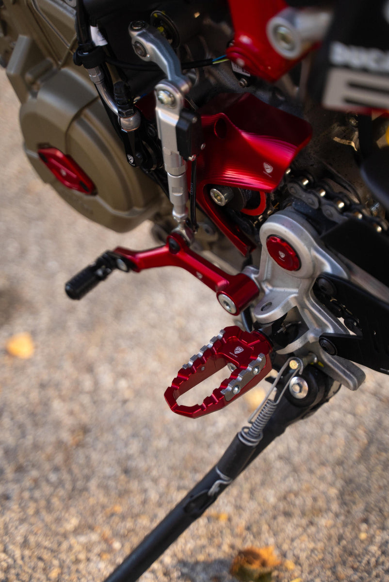 Berijder voetsteunen set 'Touring' Ducati Multistrada 1260 DAir (2018-2020) rood gemonteerd