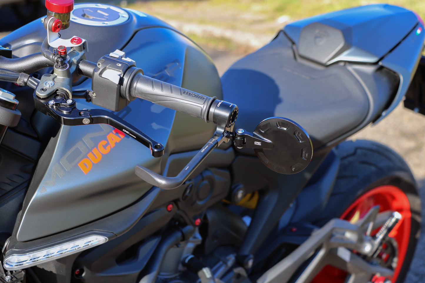 Voordeelpakket bar-end spiegels en hendelbeschermers - Pramac Racing Limited Edition Ducati Diavel V4 (2023+) linker spiegel en hevelbeschermer gemonteerd