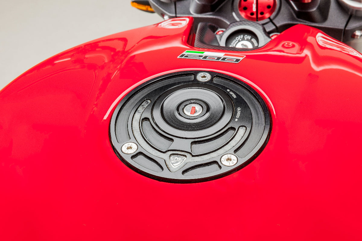 Kern met slot voor CNC Racing tankdop - MV Agusta Rivale 800 (2013-2017) zwart gemonteerd in rode tankdop