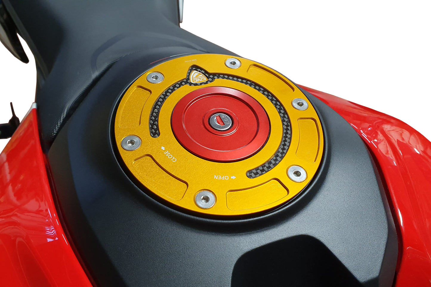 Carbon tankdop buitenrand Ducati Multistrada Enduro 1200 DVT (2016+) gemonteerd in goud met rode kern