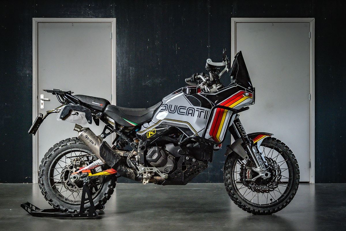 HP Corse Echout Sp-1 Titanio corto (para montaje bajo) Ducati Desertx 2022-2024