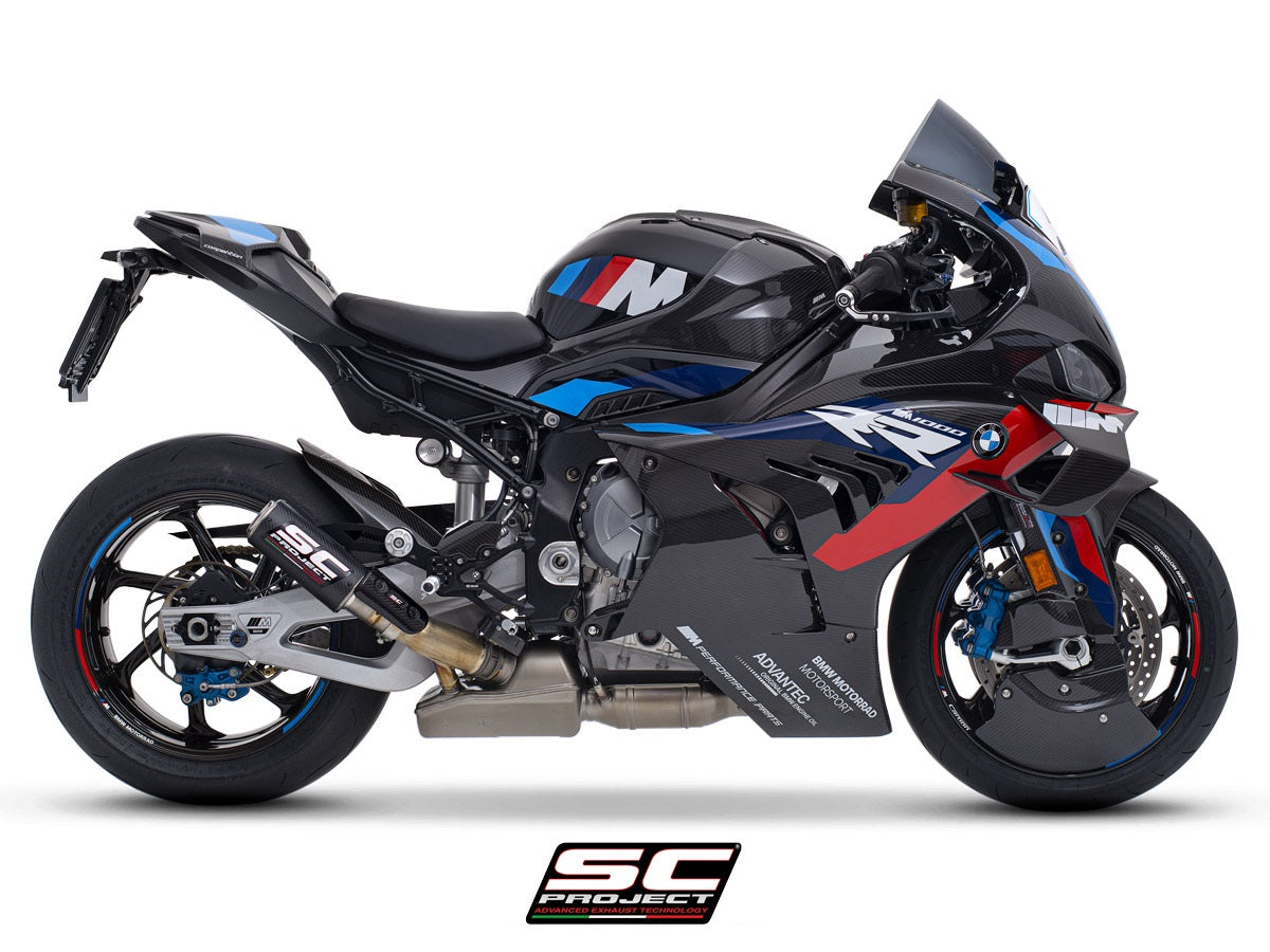 BMW M1000RR met SC-Project CR-T carbon slip-on uitlaat, zijaanzicht met titanium linkpipe en carbon demperhuls
