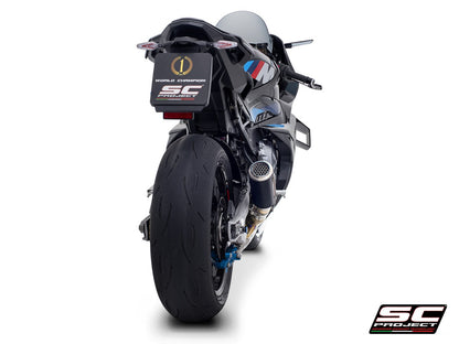 Achteraanzicht BMW M1000RR met SC-Project CR-T carbon uitlaat en zichtbaar titanium rooster