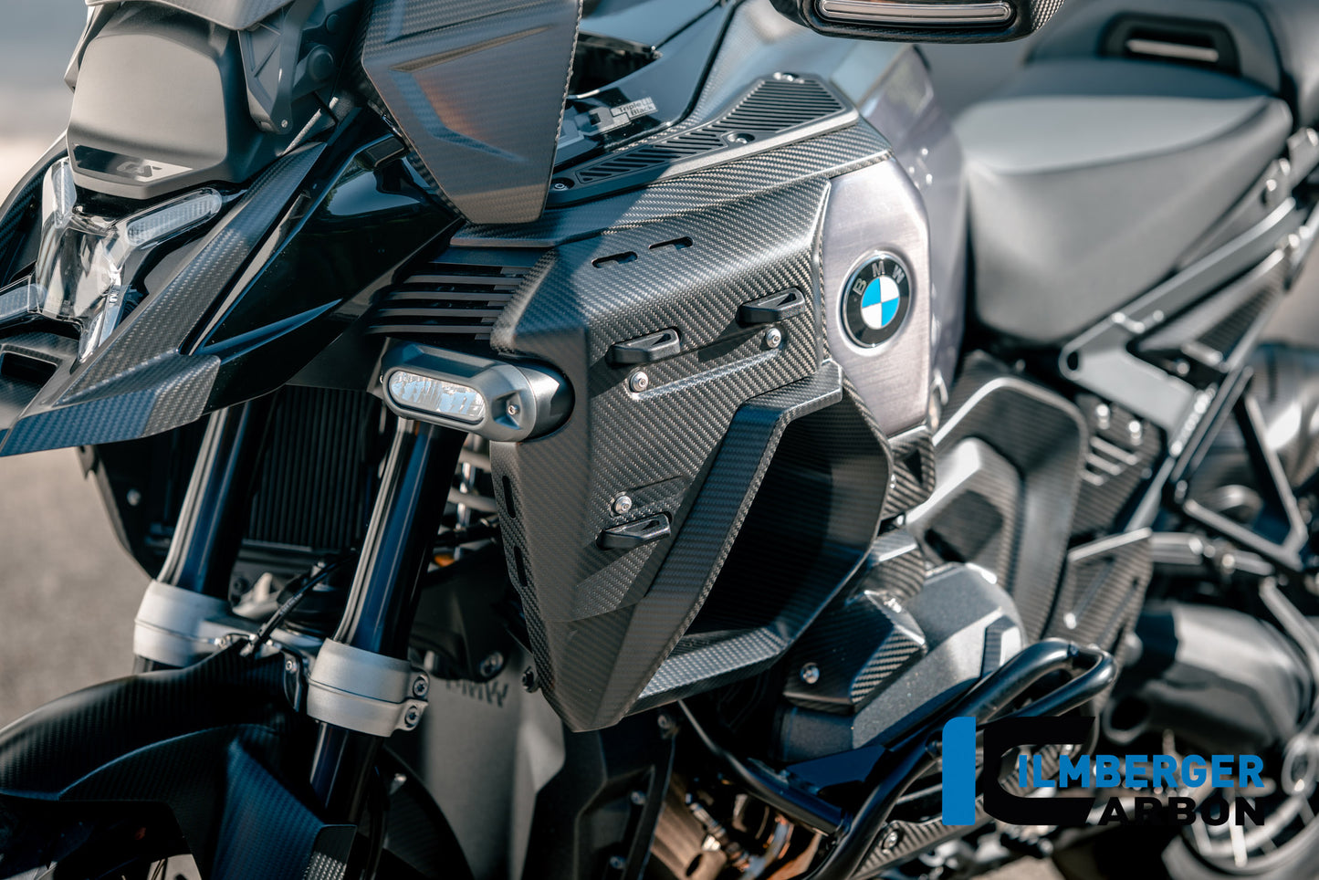 Luchtinlaat paneel cover links mat carbon BMW R1300GS Adventure (2024+)