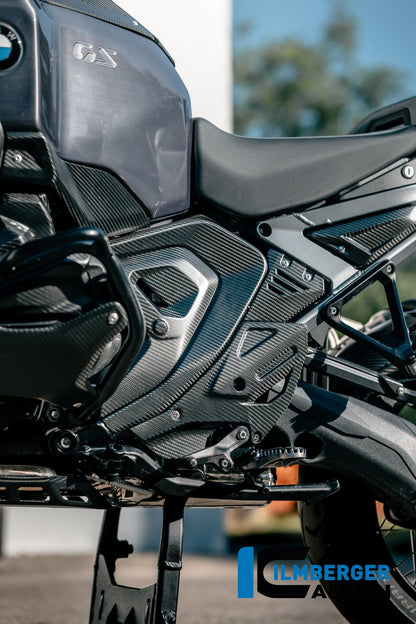 Frame driehoek-cover links voorste deel mat carbon BMW R1300GS Adventure Option 719 Karakorum (2024+)