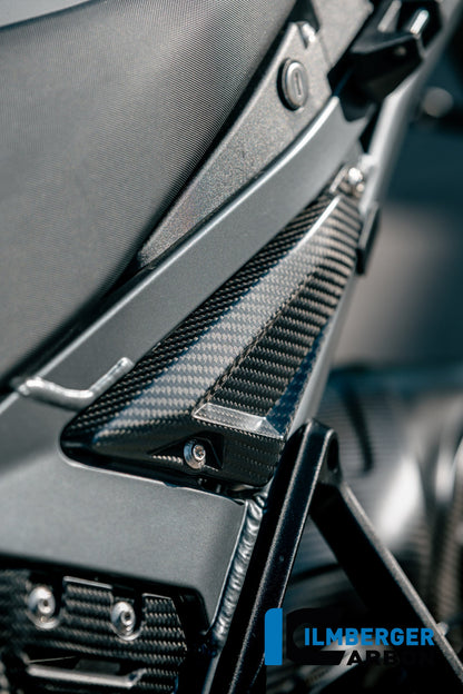 Frame driehoek-cover links achterste deel mat carbon BMW R1300GS Adventure Option 719 Karakorum (2024+)