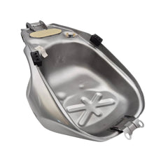 Suzuki TL1000S Flash Silver Y2D benzinetank nieuw NOS onderaanzicht met post-recall X