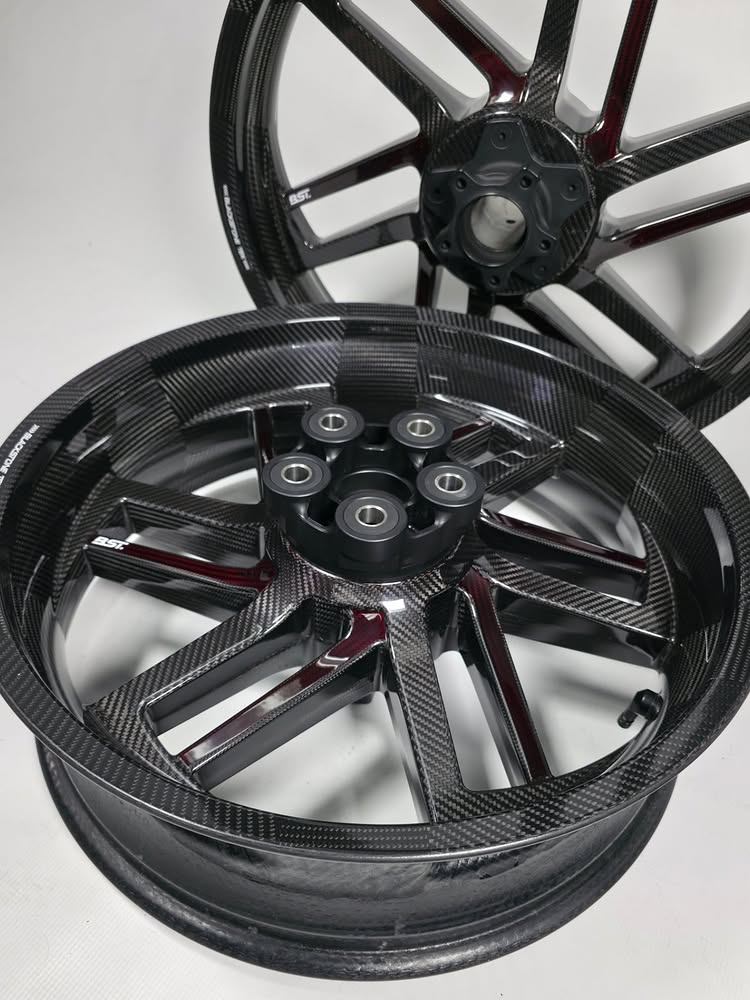 BST Reaper TEK 5.5x18'' carbon achtervelg voor Harley Davidson XL1200C Sportster 1200 Custom (2008-2010)