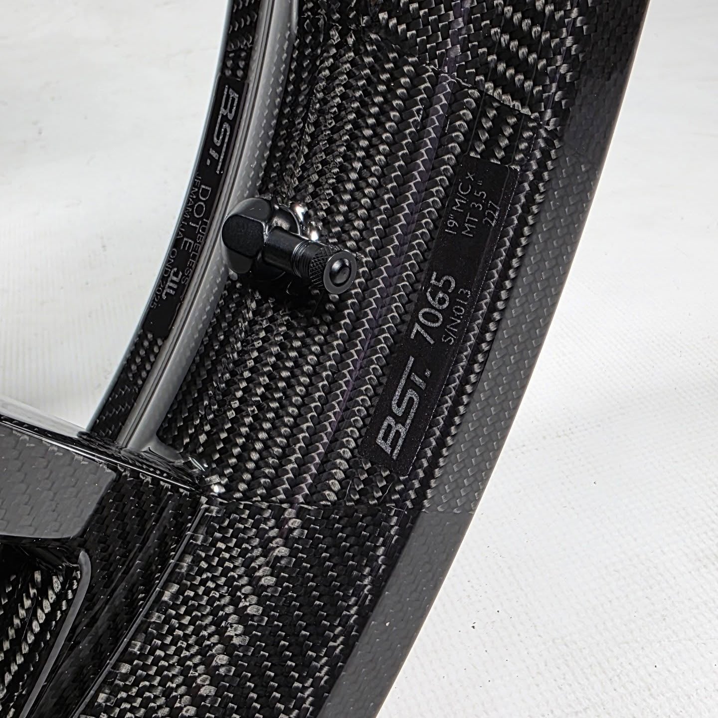 BST Reaper TEK 3.5x19" carbon voorvelg voor Harley Davidson XL1200V Seventy Two (2012-2016)