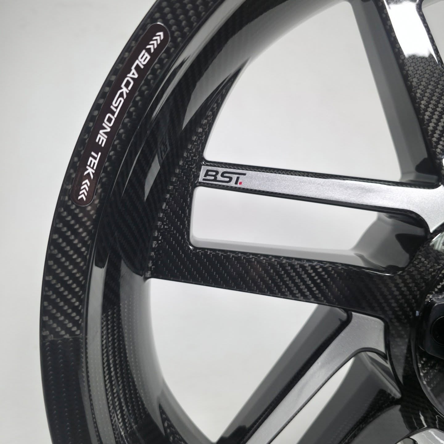 BST Reaper TEK 5.5x18'' carbon achtervelg voor Harley Davidson FLD Switchback (2012-2016)