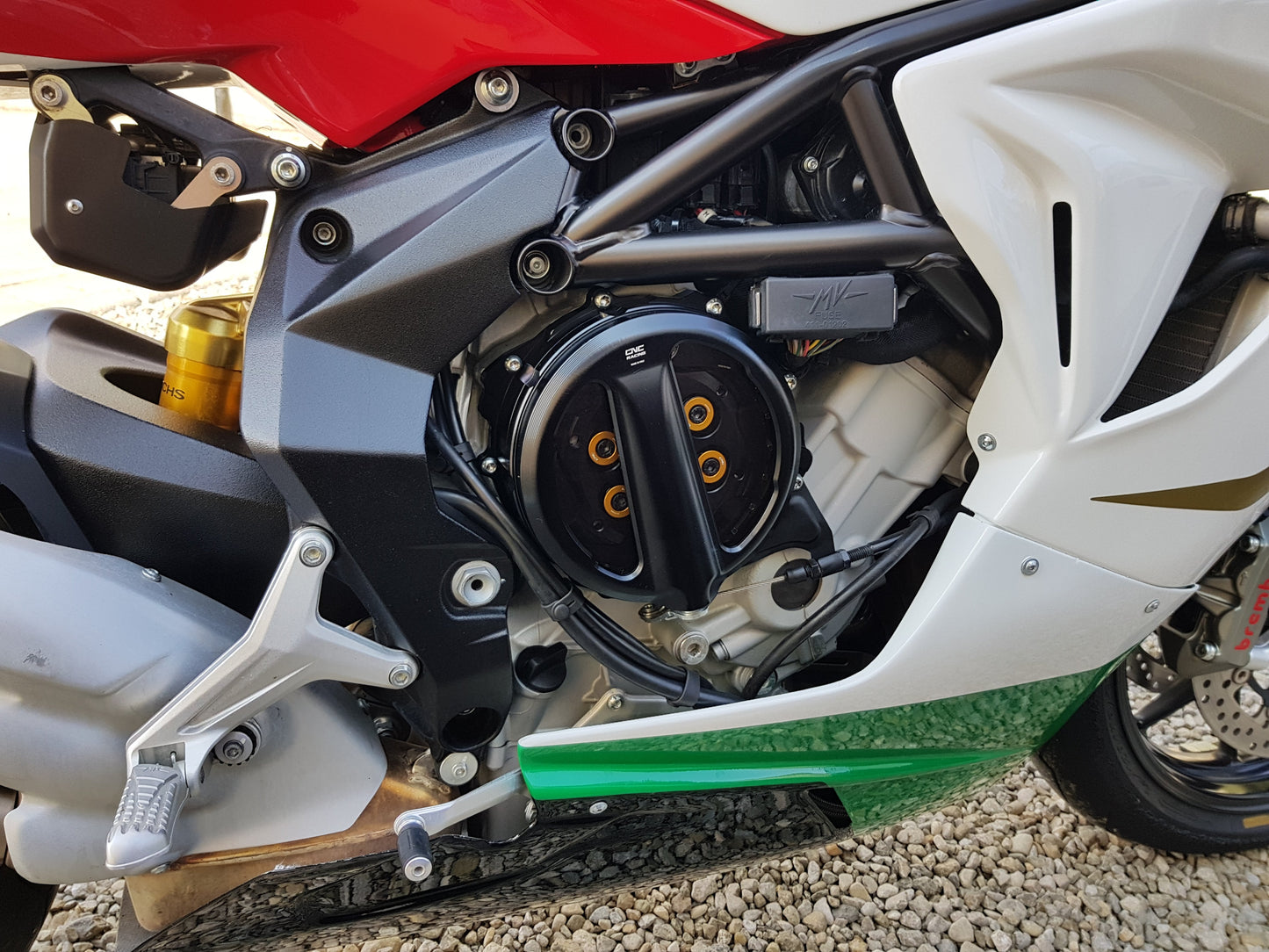 Open koppelingsdeksel met lexaan venster MV Agusta Brutale 675 (2012-2013) zwart koppelingsdeksel met zwarte drukplaat en gouden veerschotels