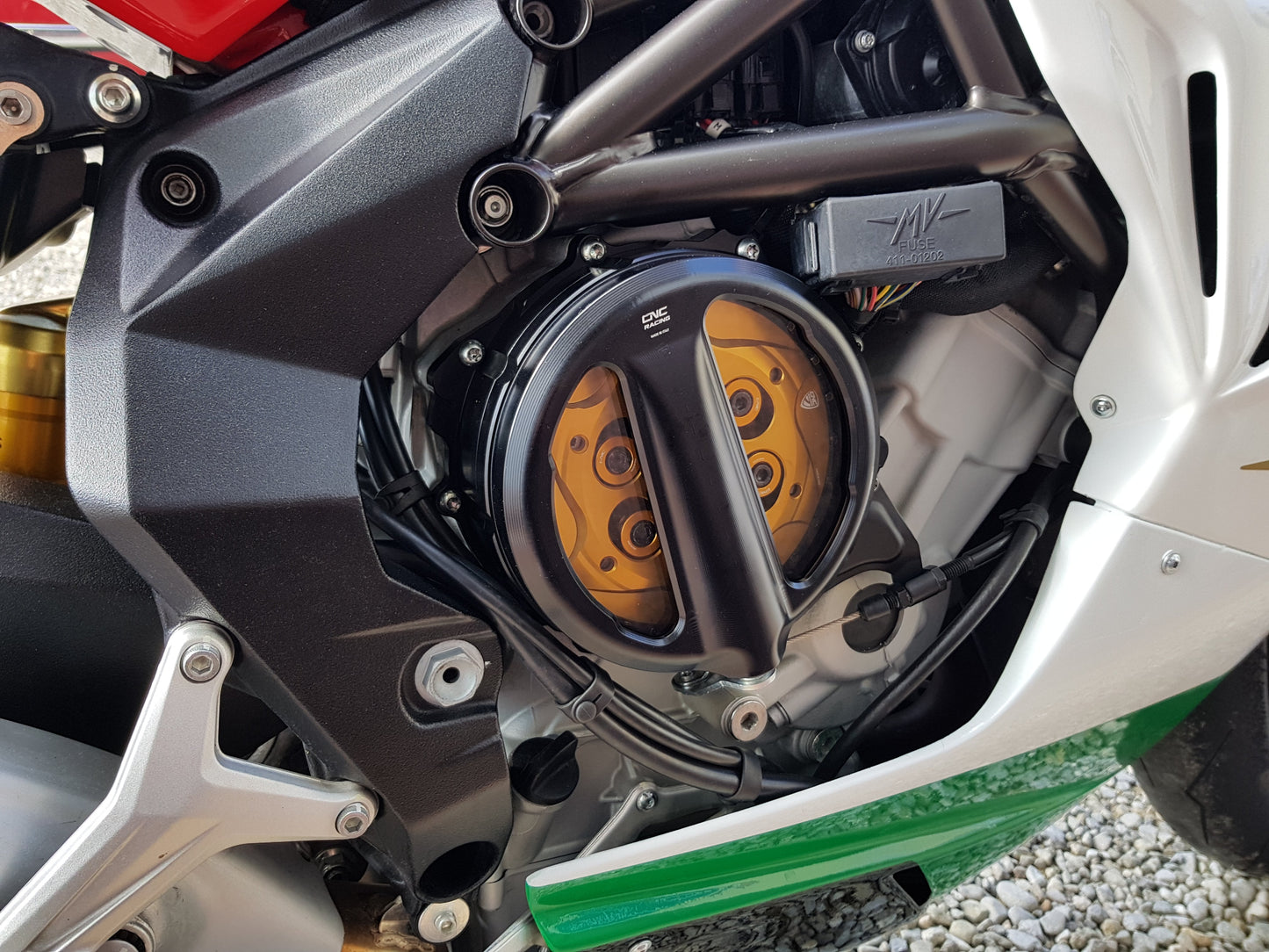 Open koppelingsdeksel met lexaan venster MV Agusta F3 675 RC (2012-2021) zwart koppelingsdeksel met gouden drukplaat en gouden veerschotels