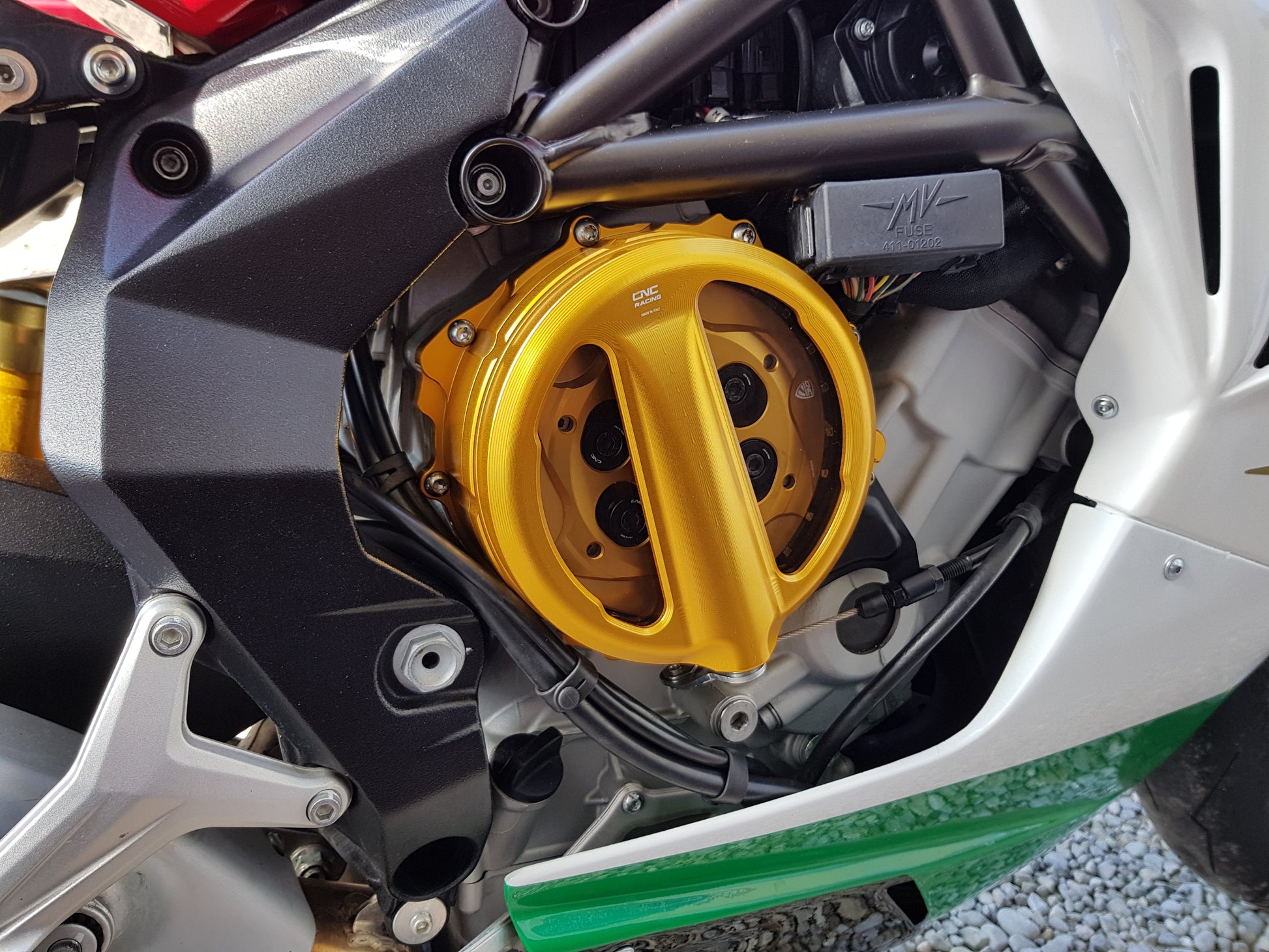 Open koppelingsdeksel met lexaan venster MV Agusta F3 675 (2012-2021) gouden met gouden drukplaat en zwarte veerschotels