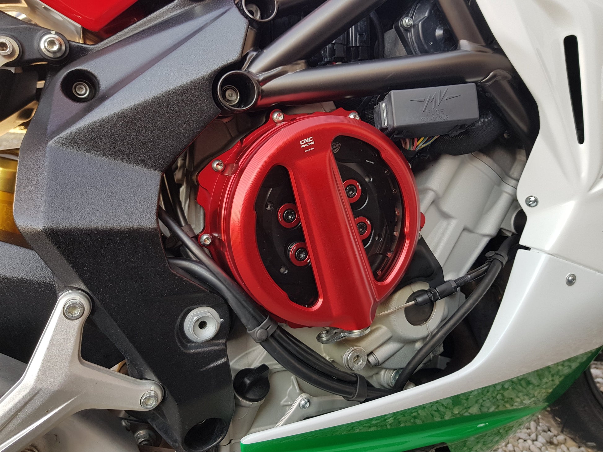 Open koppelingsdeksel met lexaan venster MV Agusta Dragster 800 RR E4 (2018-2020) rood met zwarte drukplaat en rode veerschotels