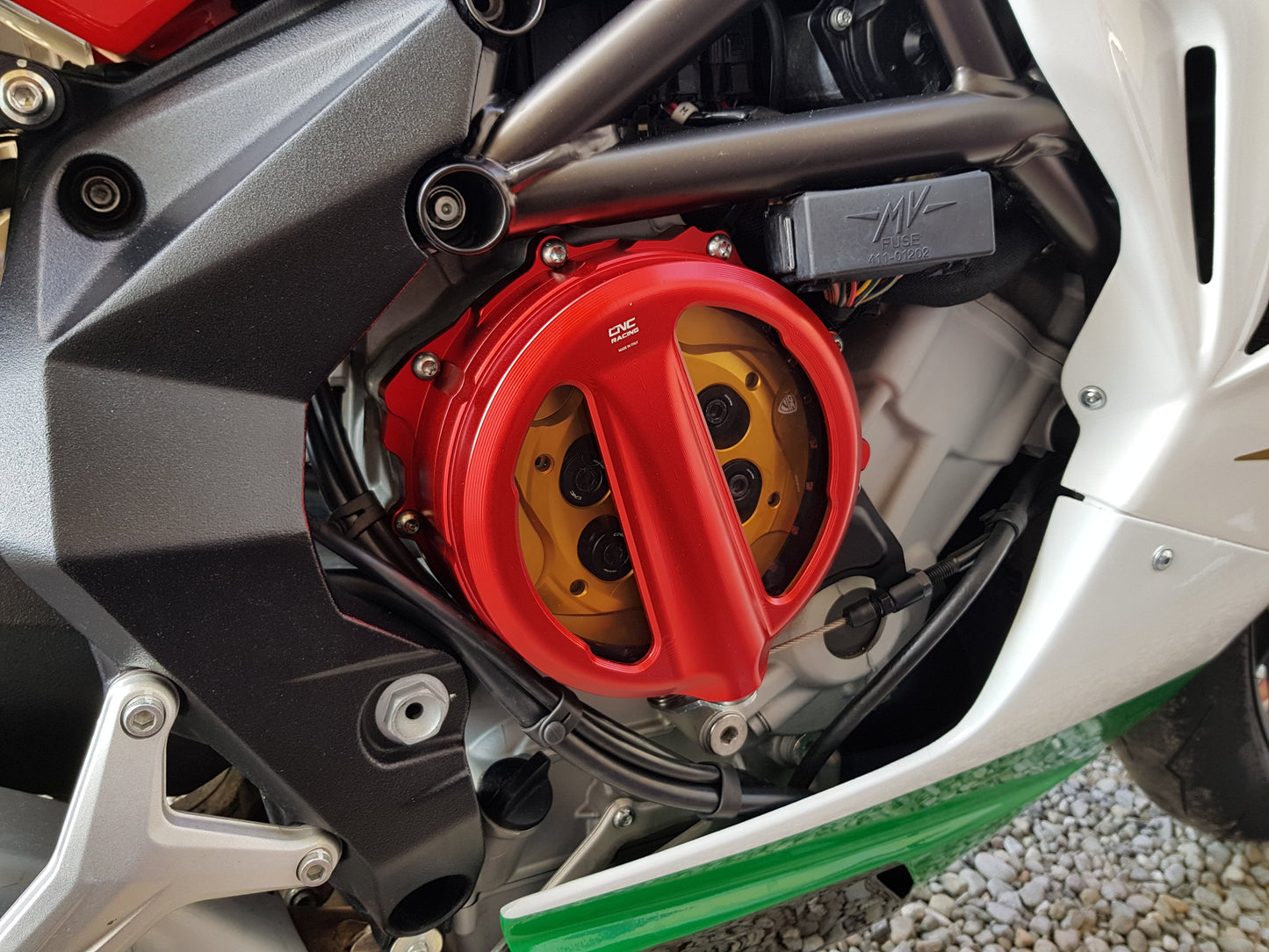 Open koppelingsdeksel met lexaan venster MV Agusta Dragster 800 RR E4 (2018-2020) rood met gouden drukplaat en zwarte veerschotels