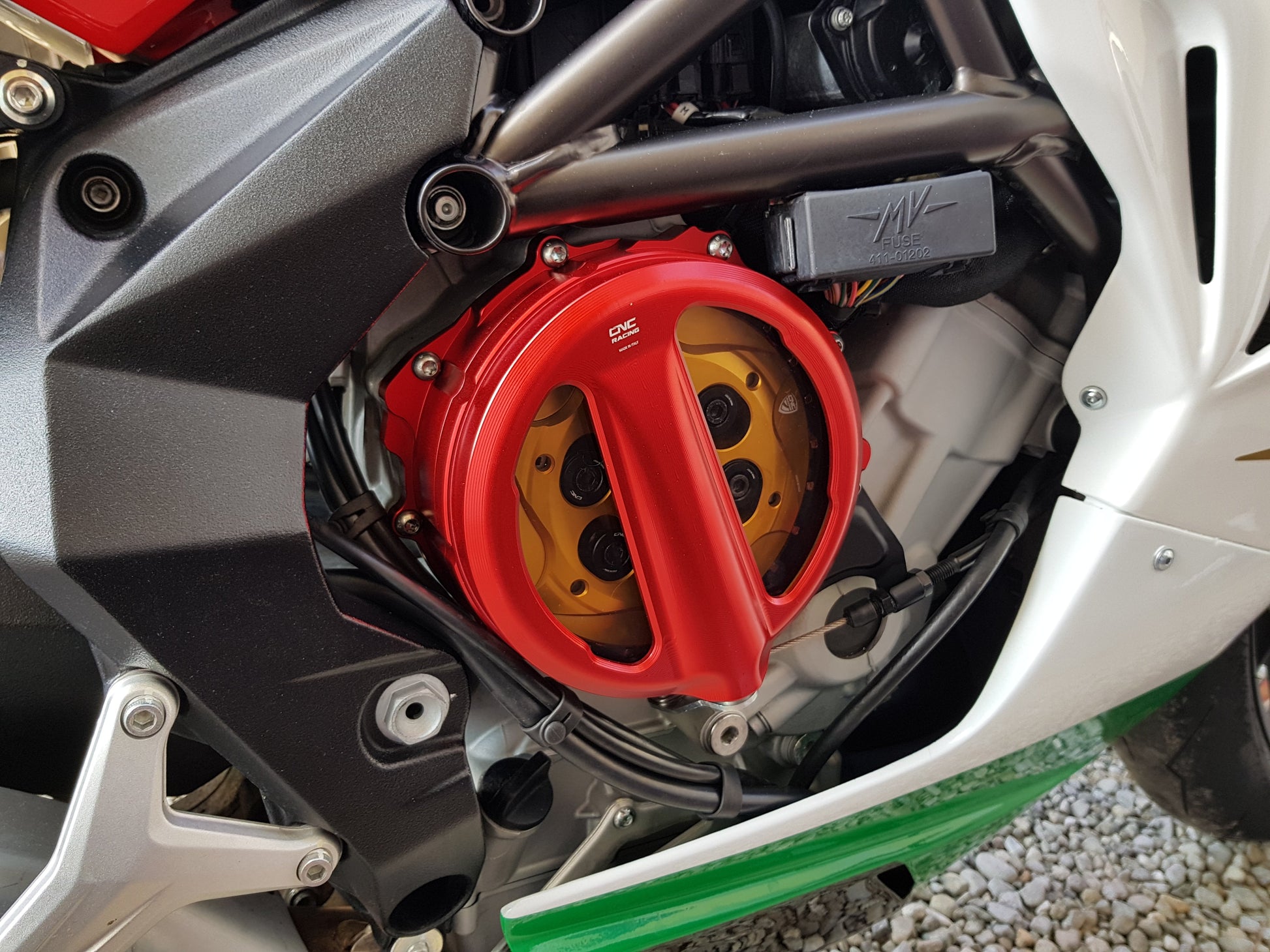 Open koppelingsdeksel met lexaan venster MV Agusta Rivale 800 (2013-2017) rood met gouden drukplaat en zwarte veerschotels