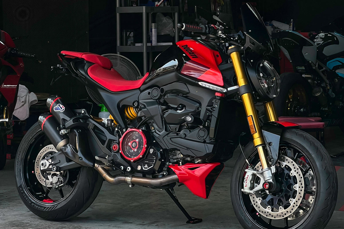 Koppelingsdeksel met open venster Pramac Racing Edition Ducati Monster 821 Dark (2016) zwart-rood gemonteerd detailfoto's