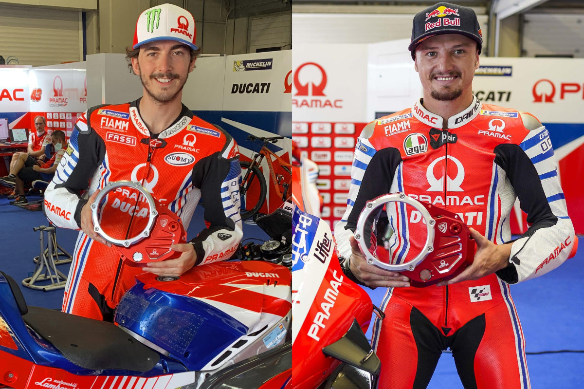Koppelingsdeksel met open venster Pramac Racing Edition Ducati Hypermotard 821 (2013-2015) met Pramac Racing coureurs Pecco Bagnaia en Jack Miller
