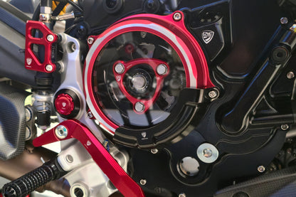 CNC Racing transparant koppelingsdeksel CA511BR met zwarte CAP03B beschermer gemonteerd op Ducati 890cc V2 – close-up van de complete montage met zicht op koppeling en voetsteun.