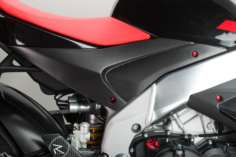 Lightech Carbon Lower Tank Paneele (2 Stcs.) (Glanz) Aprilia RSV4 1100 Fabrik (2021-2023)