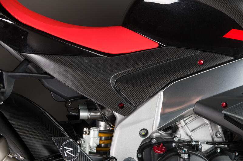 Lightech carbon onderste tank panelen (2 st.) (glanzend) Aprilia Tuono V4 Factory (2021-2022)