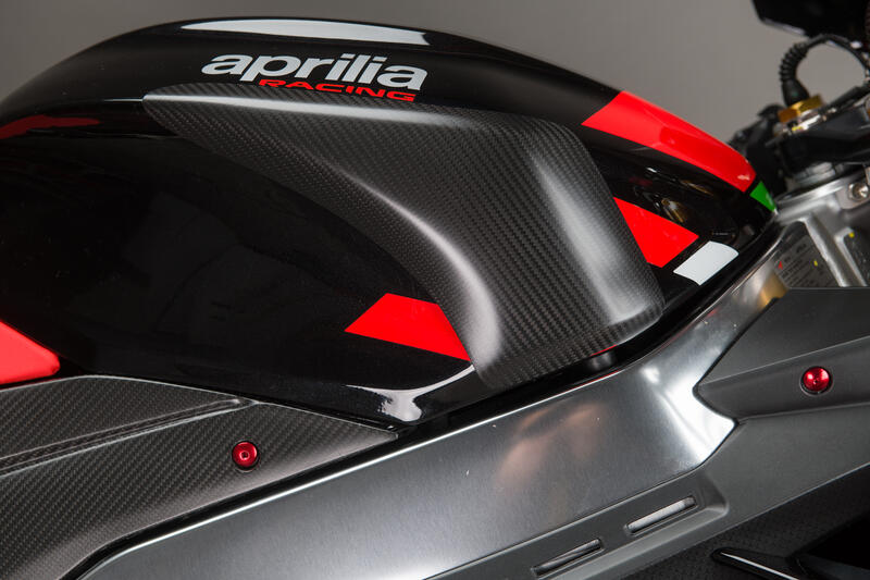 Lightech carbon tank beschermer (glanzend) Aprilia Tuono V4 (2021-2022)