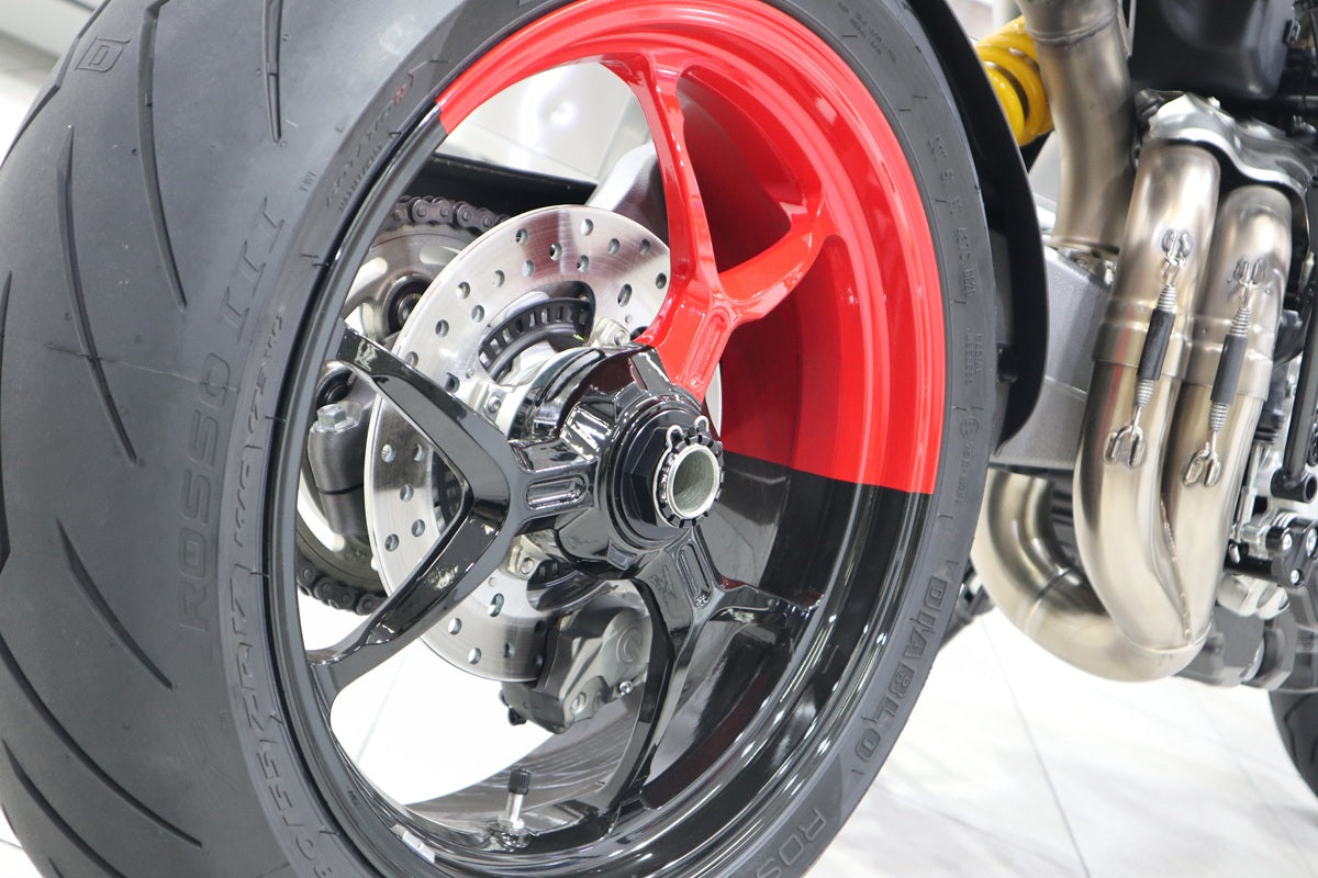 Achteras moerenset Ducati Hypermotard 939 (2016-2018) zwart gemonteerd op achterwiel