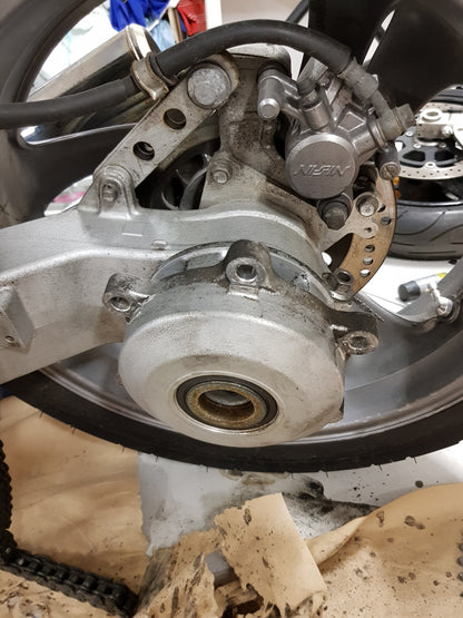 Demontage van de tandwieldrager van de Honda NT650 Hawk voor montage van nieuwe dempingsrubbers