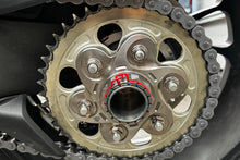 Achtertandwiel moerenset (6 st.) titanium Ducati XDiavel S (2016-2017) gemonteerd op titanium achtertandwieldrager