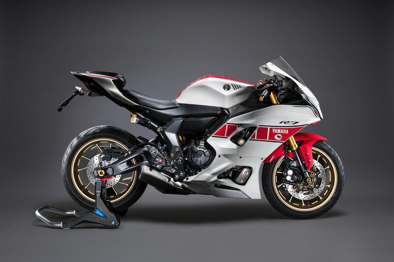 Verstelbare remschakelset met opklapbare voetsteunen Yamaha R7 2025+
