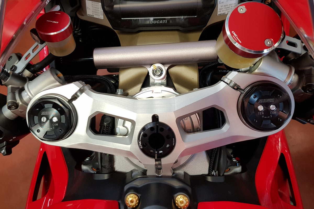 Kroonplaatmoer Ducati Streetfighter V4 Lamborghini (2023+) zwart gemonteerd in originele kroonplaat bovenaanzicht