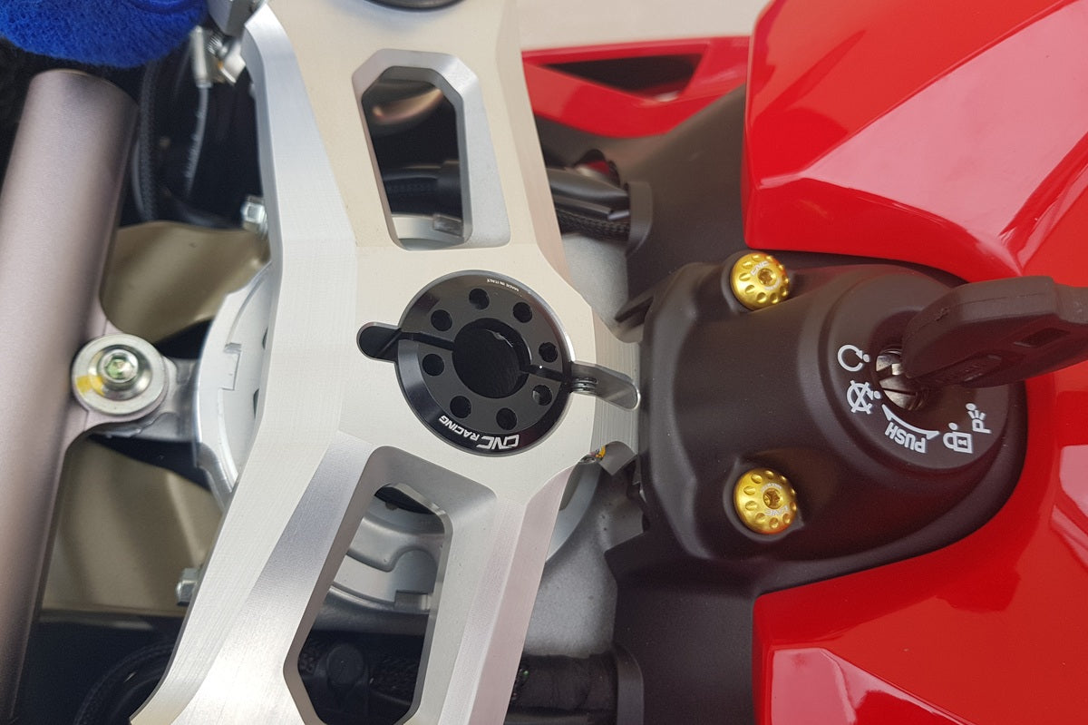 Kroonplaatmoer Ducati Panigale V4 (2018-2020) zwart gemonteerd in originele kroonplaat zijaanzicht