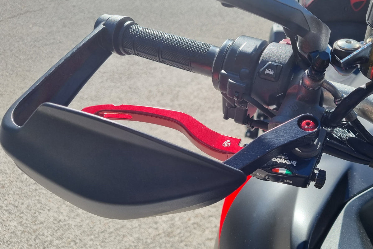 Handkap montageset voor Brembo RCS rempomp Ducati Hypermotard 698 Mono RVE (2024+) vooraanzicht gemonteerd met rood accent