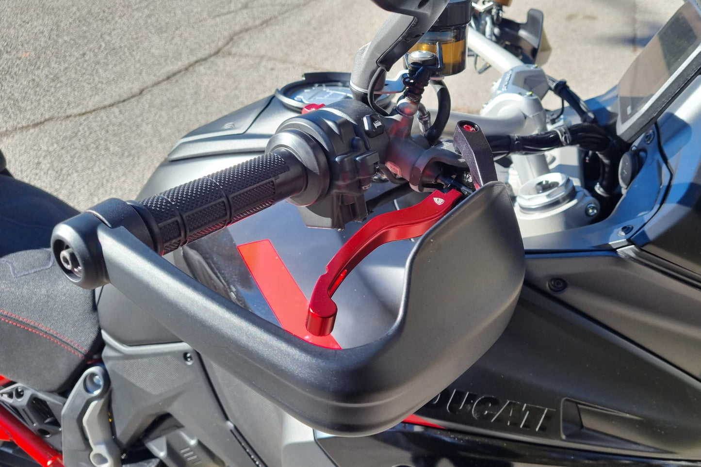 Handkap montageset voor Brembo RCS rempomp Ducati Multistrada V4 S Sport (2021+) zijaanzicht gemonteerd met rood accent