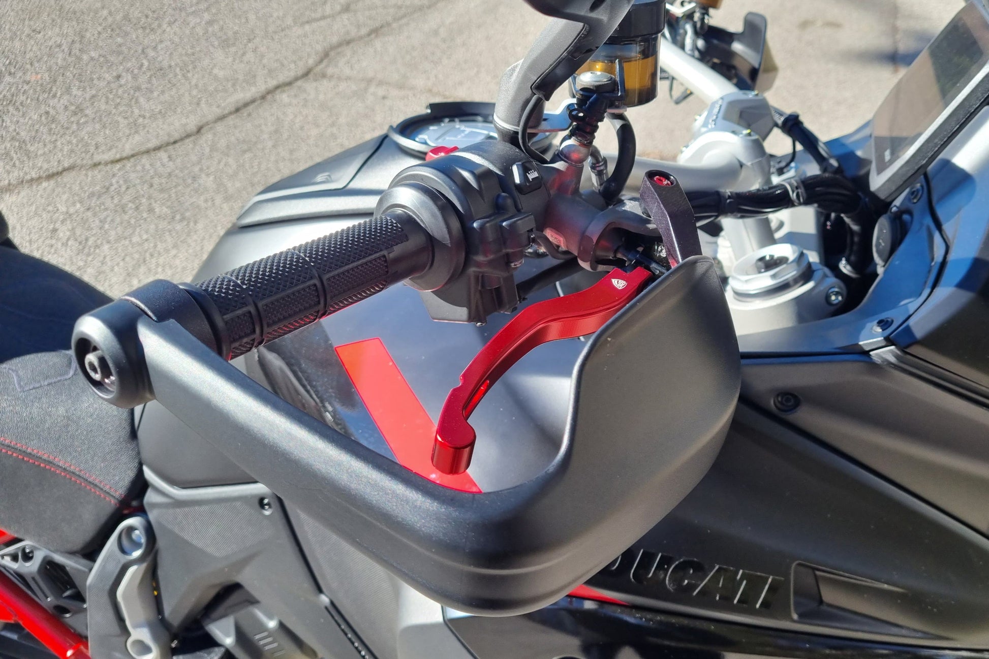 Handkap montageset voor Brembo RCS rempomp Ducati Multistrada V4 S Sport (2021+) zijaanzicht gemonteerd met rood accent