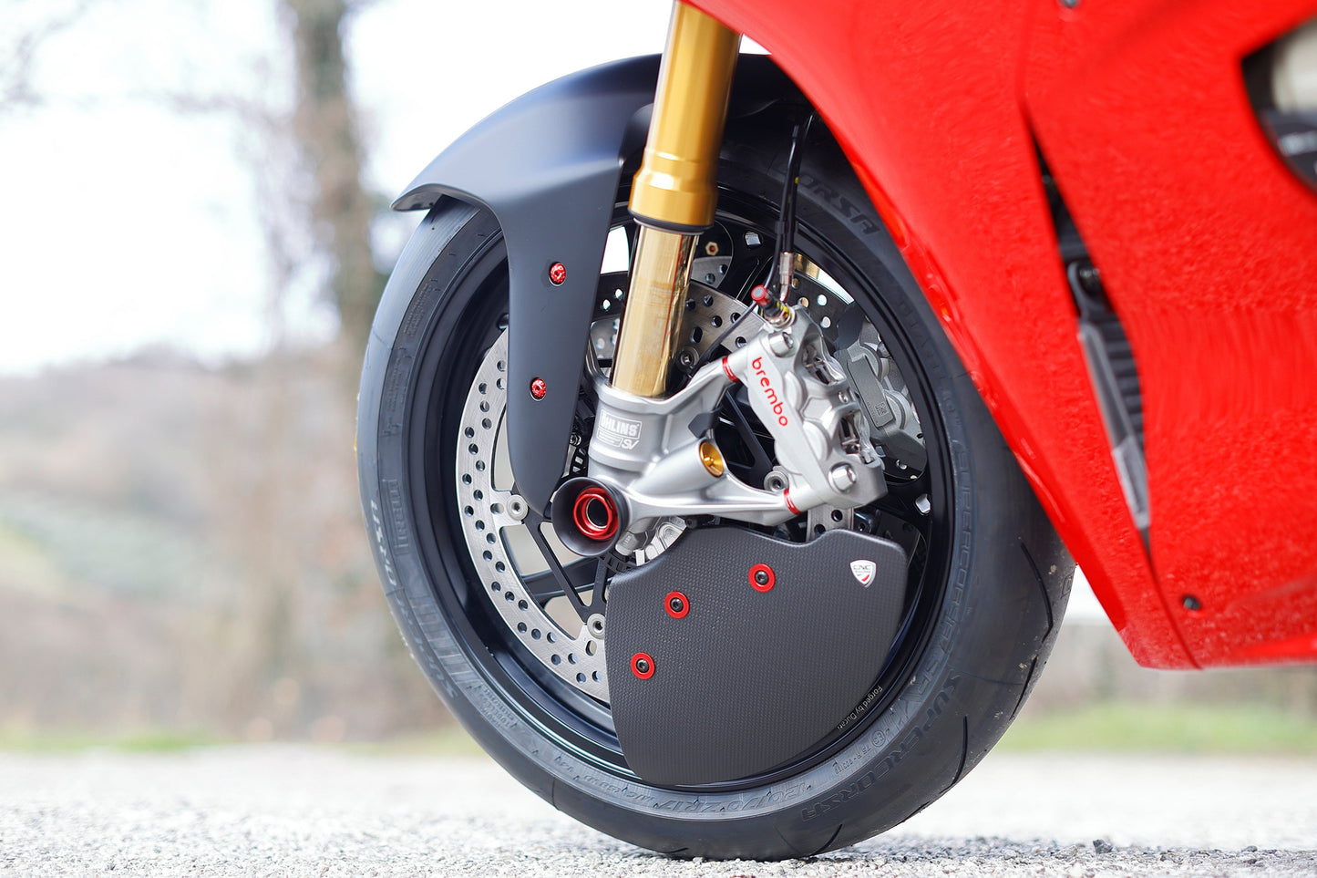Remklauw Spacer Kit (4 st.) Ducati Diavel V4 Bentley (2024) rood gemonteerd
