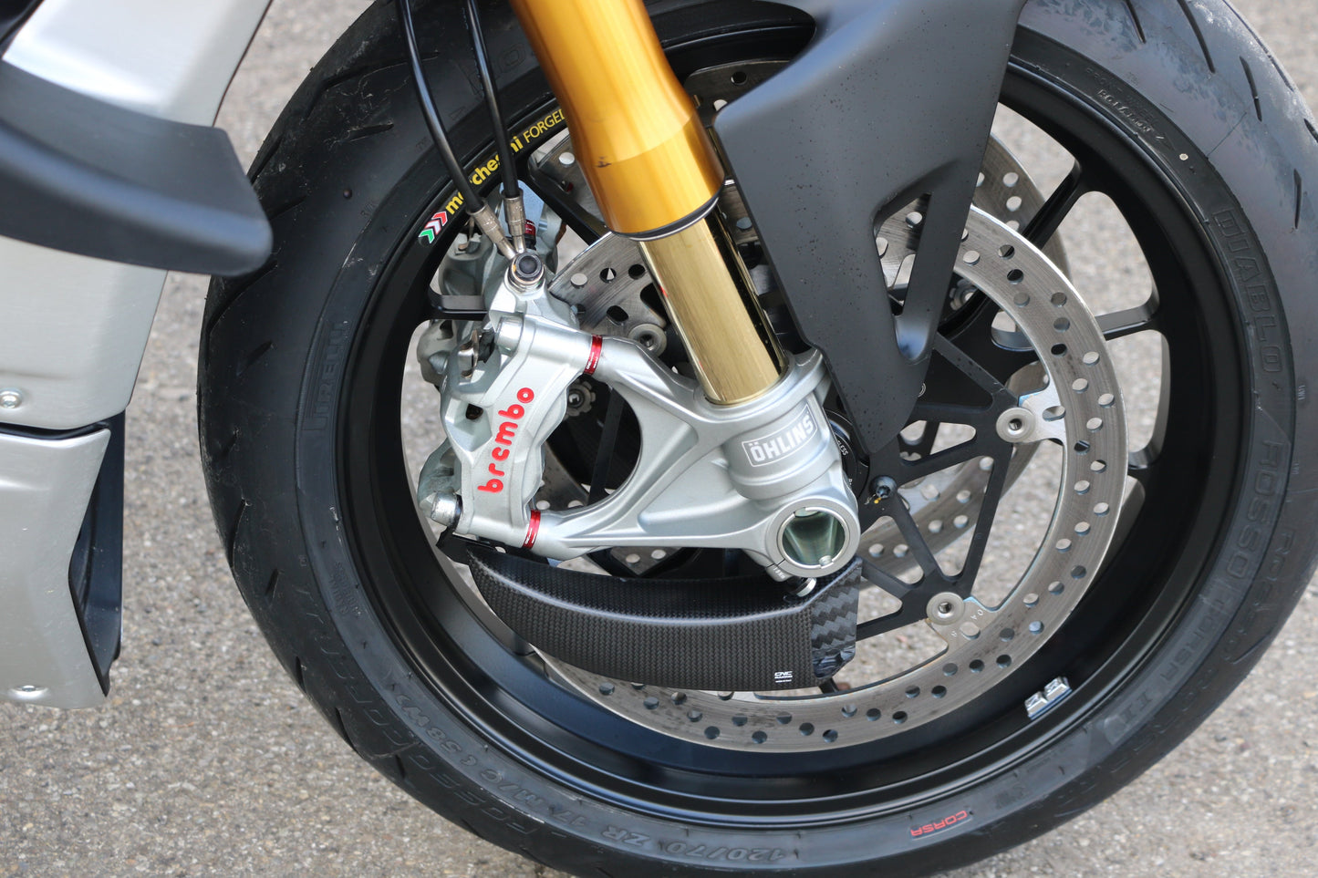 Remklauw Spacer Kit (4 st.) Ducati Streetfighter V4 (2023+) rood gemonteerd op Streetfighter V4