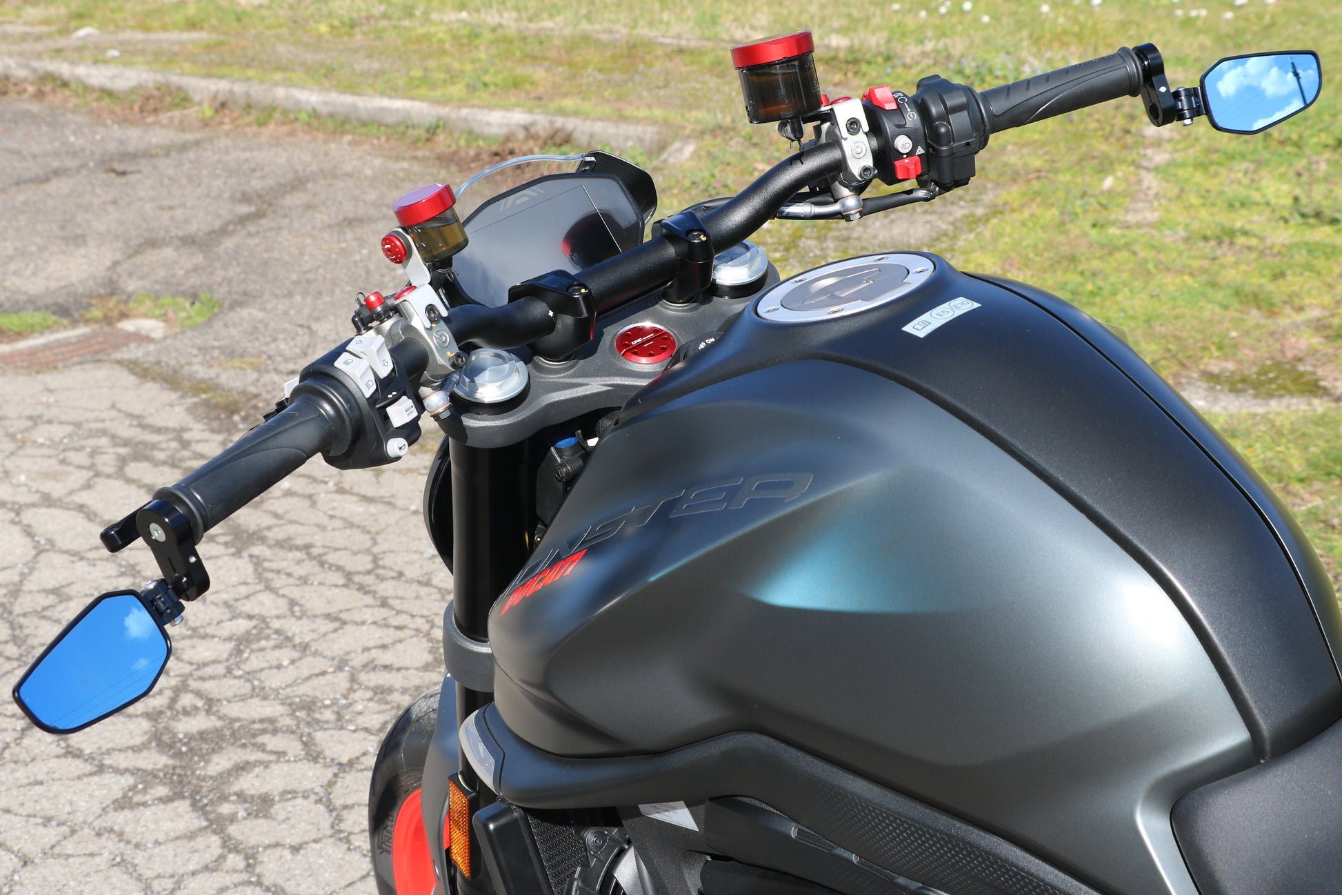 Bar-End Spiegel Evo rechts MR711 CNC Racing KTM 390 Duke (2013-2016) gemonteerd op Monster omlaag geplaatst