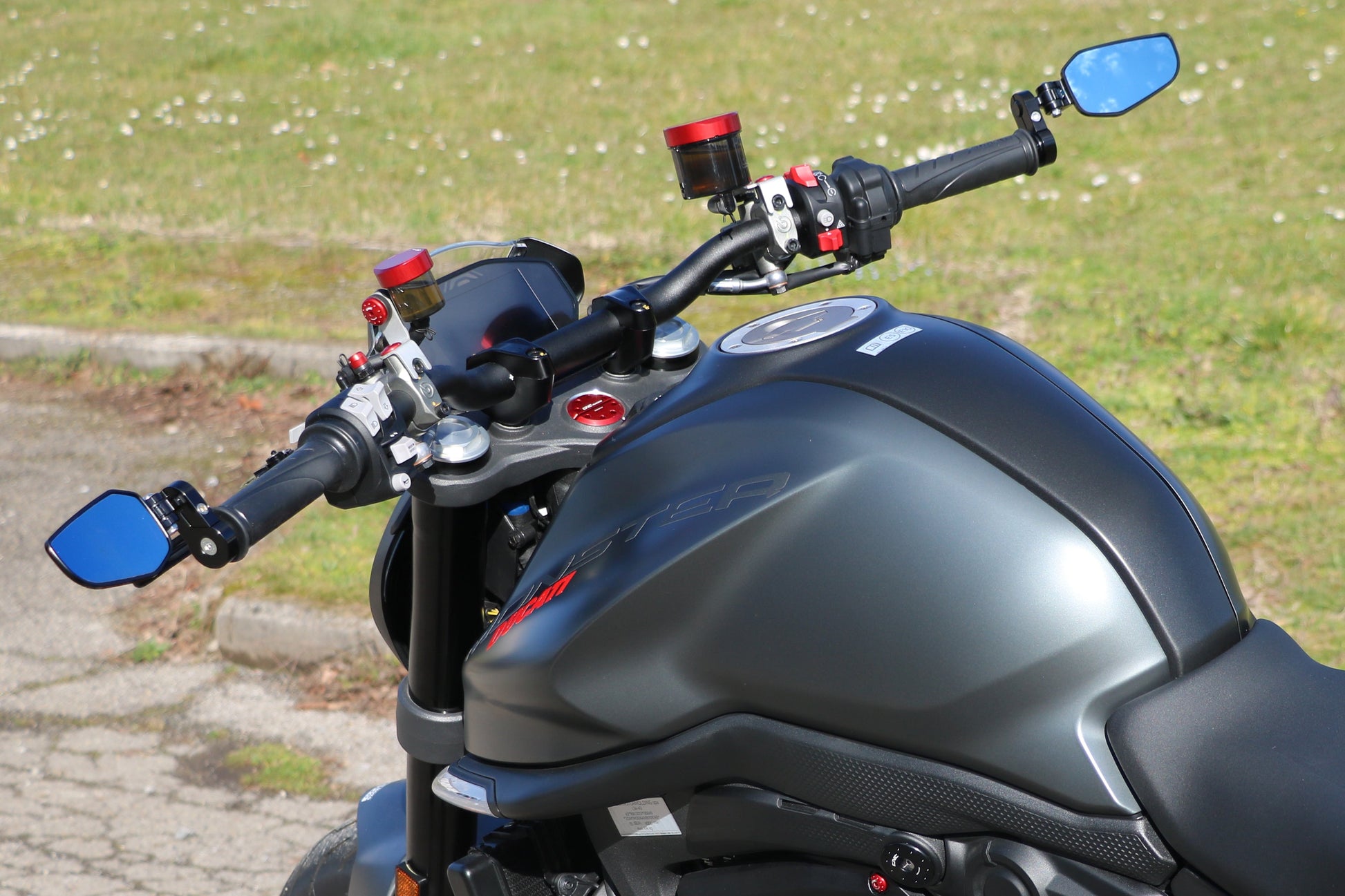 Bar-End Spiegel Evo rechts MR711 CNC Racing Suzuki GSX-R600 (2004-2005) gemonteerd op Monster omhoog geplaatst