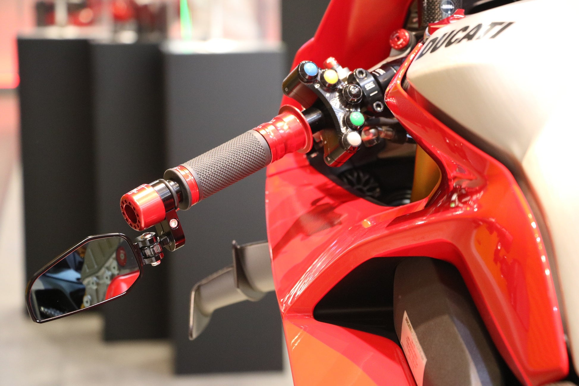 Bar-End Spiegel Evo rechts MR711 CNC Racing Honda CB900F Hornet (2002-2007) gemonteerd achterkant met glas op Panigale V4