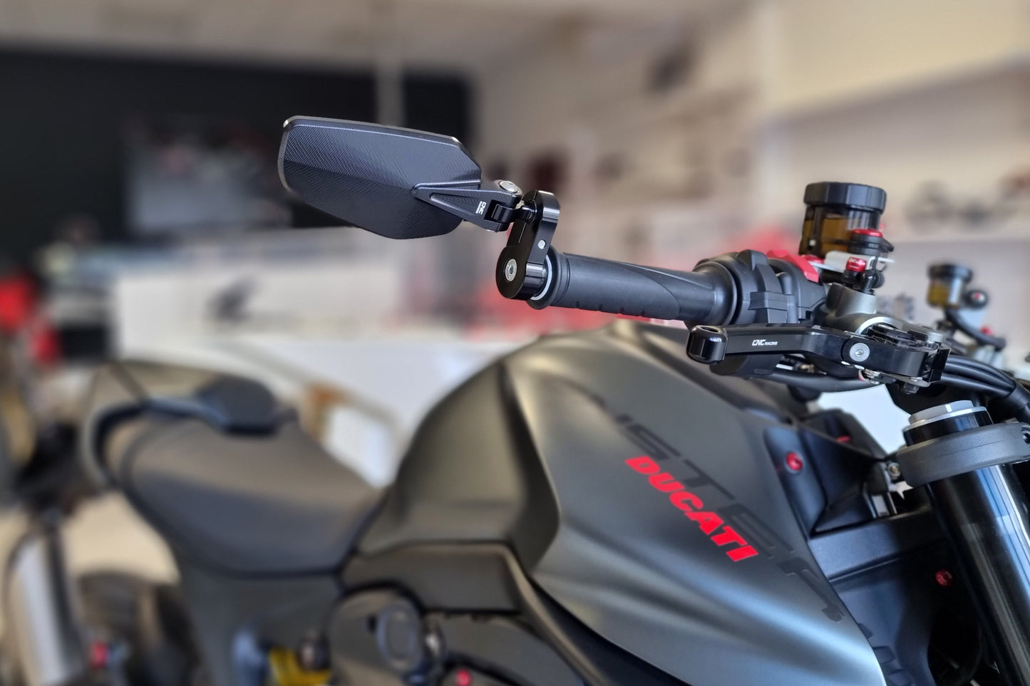 Bar-End Spiegel Evo rechts MR711 CNC Racing BMW G 310 R (2017+) gemonteerd op Ducati Monster
