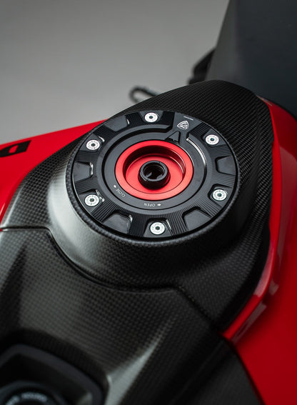 Fast Key kern voor CNC Racing tankdop Ducati Panigale V4 SP (2021+) rood-zwart gemonteerd in zwarte CNC Racing Gear tankdop