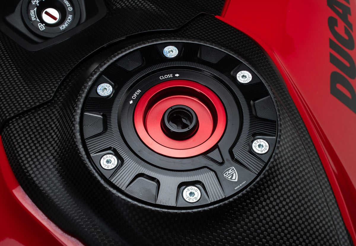 Fast Key kern voor CNC Racing tankdop Suzuki GSX-R125 (2017+) rood-zwart gemonteerd in zwarte tankdop