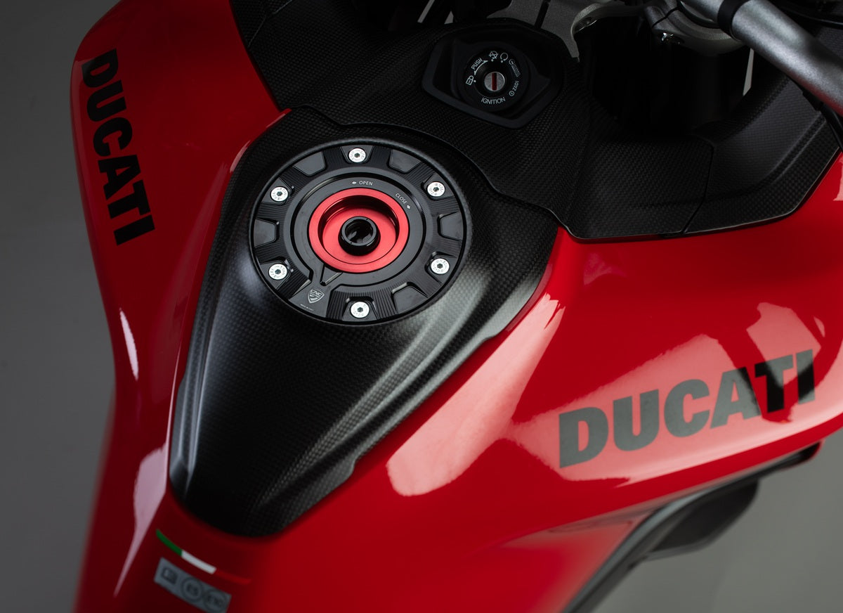 Fast Key kern voor CNC Racing tankdop Aprilia RSV Mille (2006-2008) rood-zwart gemonteerd op Multistrada ter voorbeeld