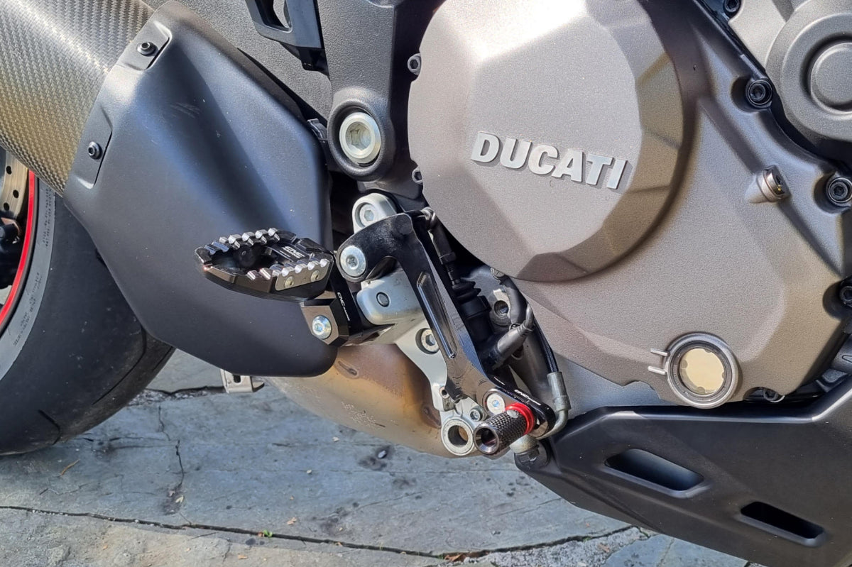 Berijder voetsteunen set 'Touring' Ducati Scrambler 1100 Sport (2018-2020) zwart gemonteerd