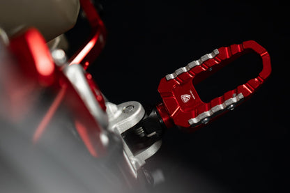 Berijder voetsteunen set 'Touring' Ducati Multistrada 1260 S (2018-2020) rood gemonteerd